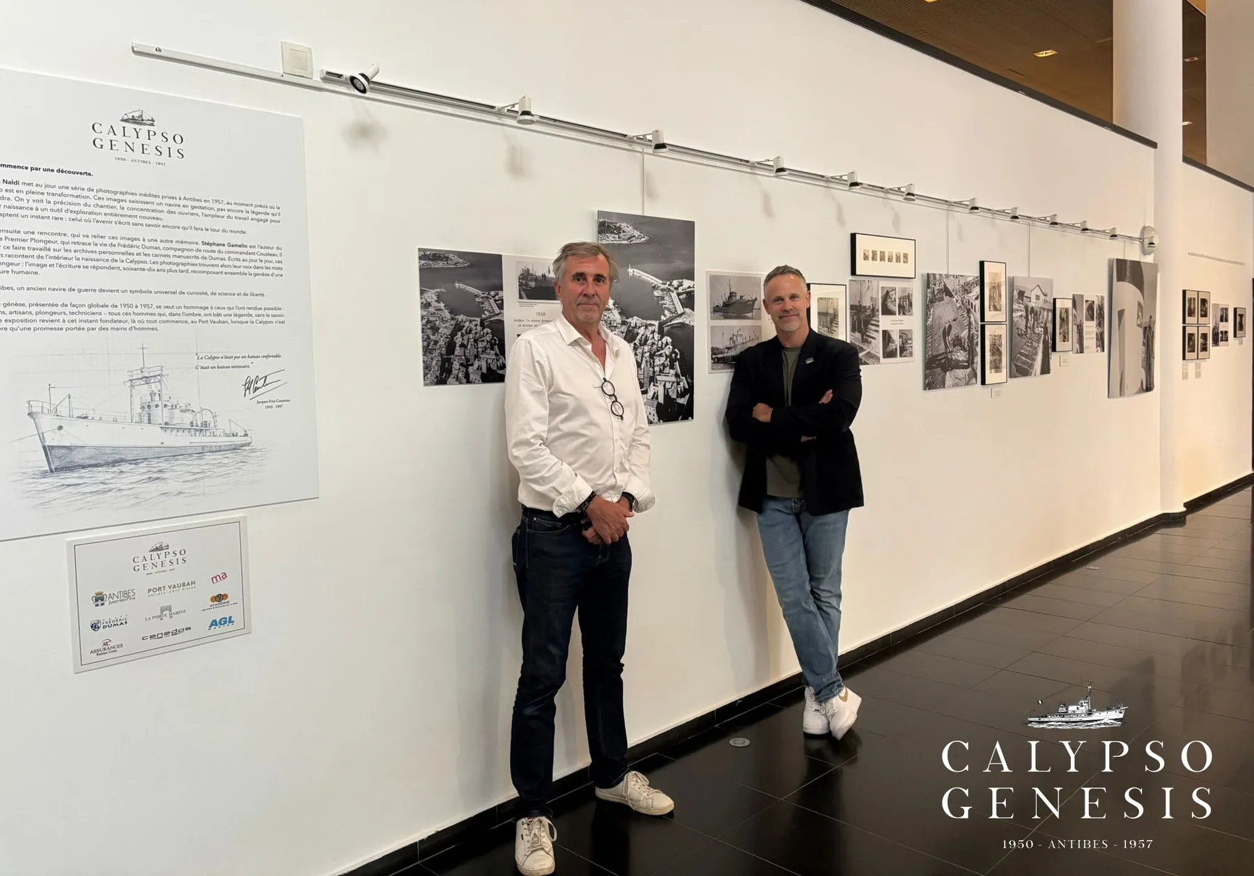 Stéphane Gamelin et Johann Naldi devant les photographies historiques de l’exposition Calypso Genesis