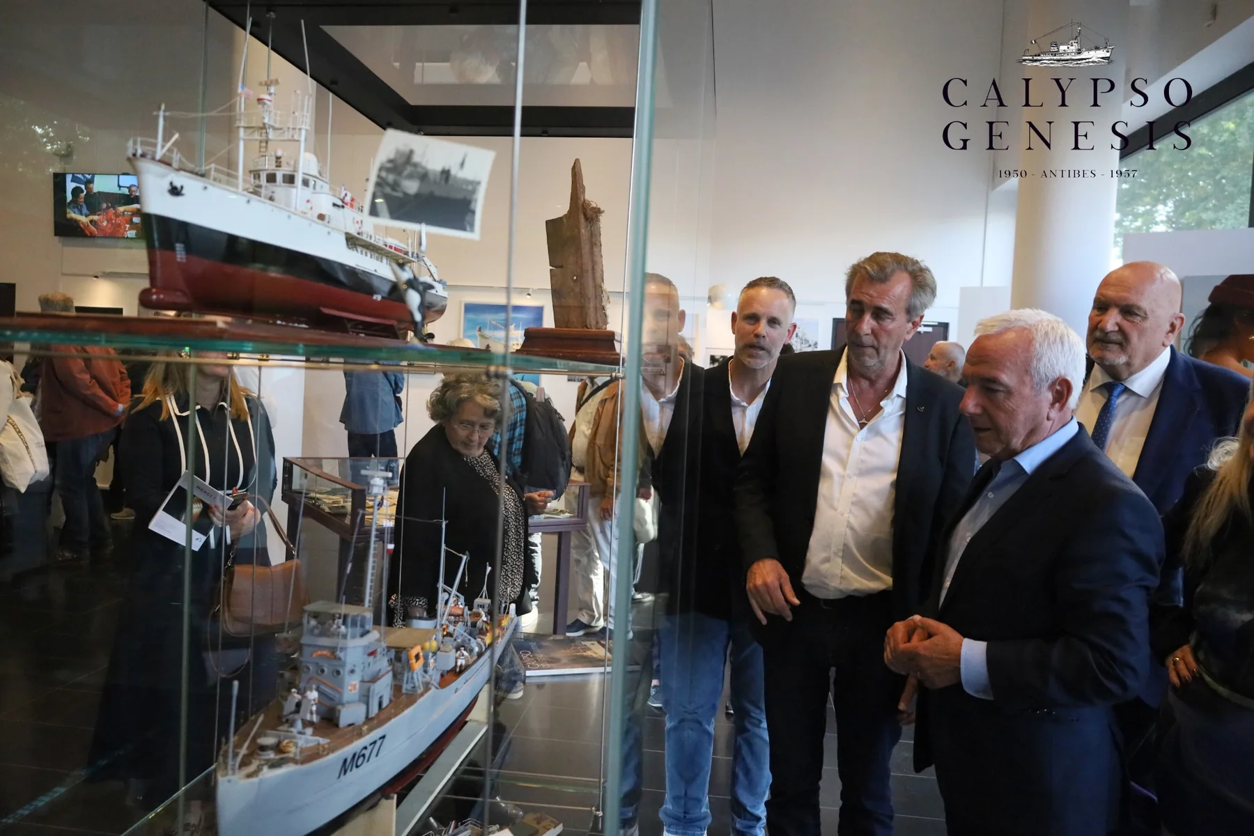 Jean Leonetti devant les 3 maquettes de l’évolution du bateau.