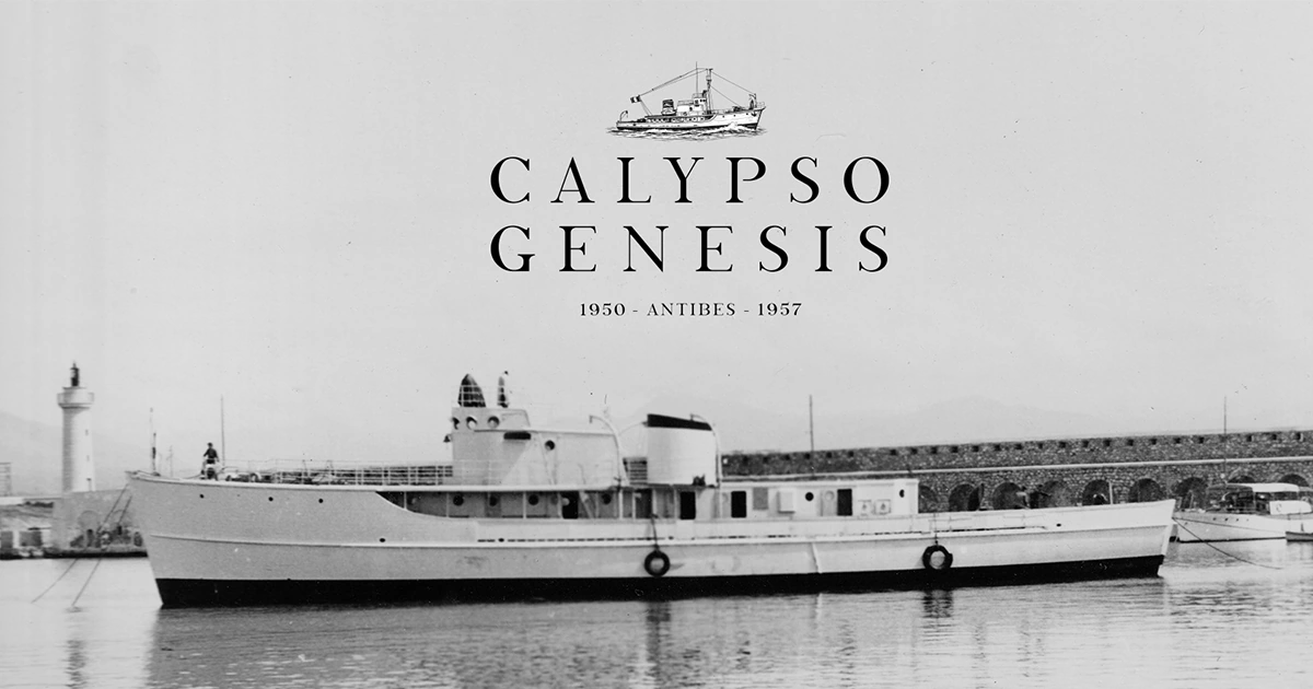Calypso Genesis, 1950–1957 : la Calypso de profil au port Vauban d’Antibes, avec le logo du projet