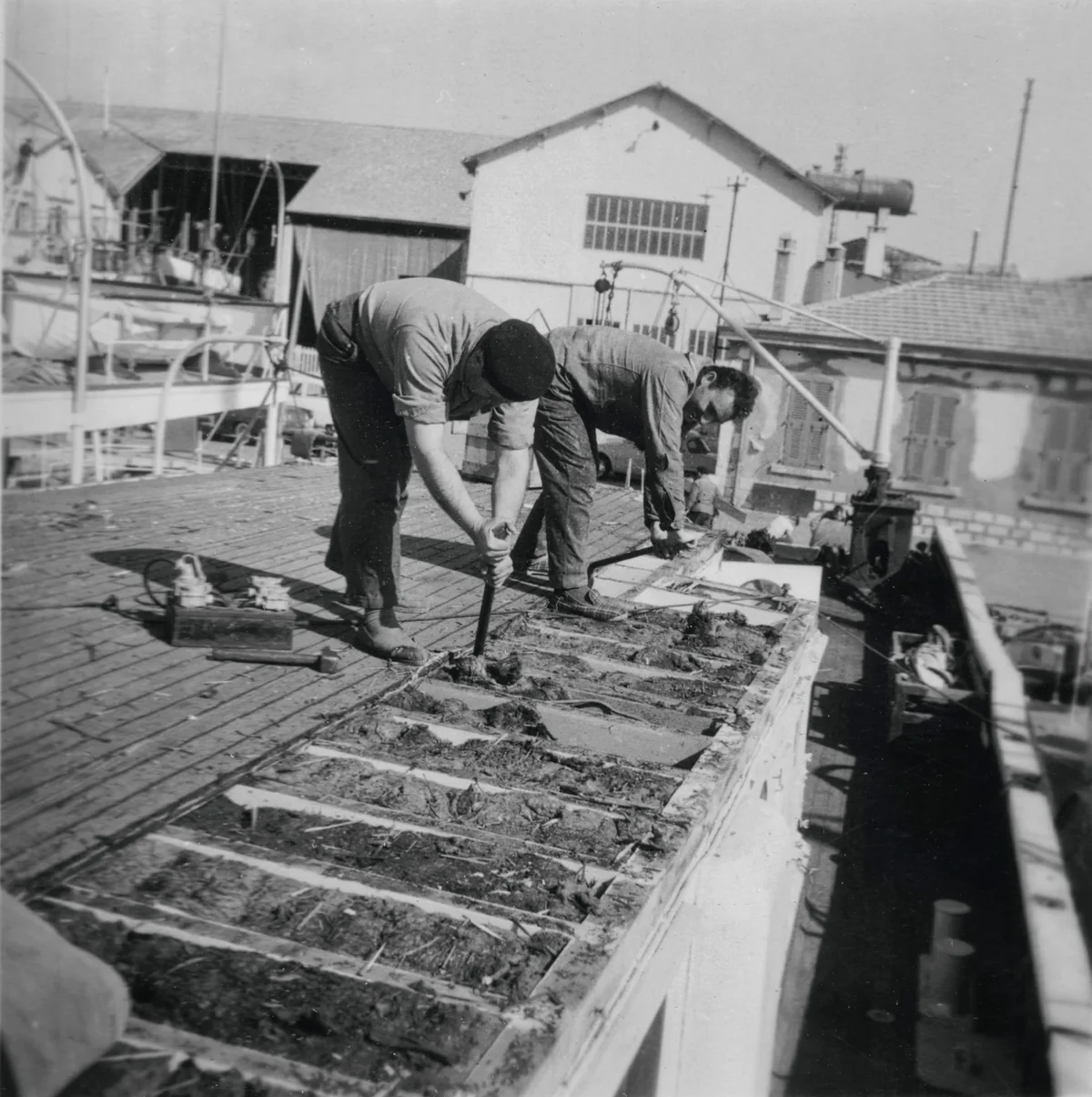 Photographie historique du chantier de la Calypso à Antibes
